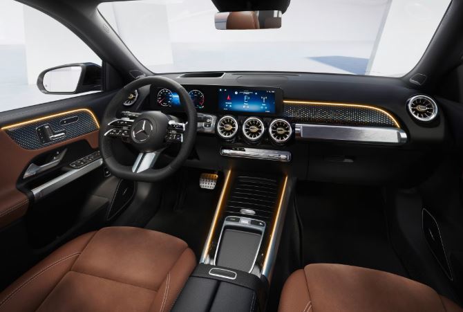  داشبورد مرسدس بنز GLB 2026 با سه نمایشگر – Mercedes Benz GLB 2026 Dashboard 