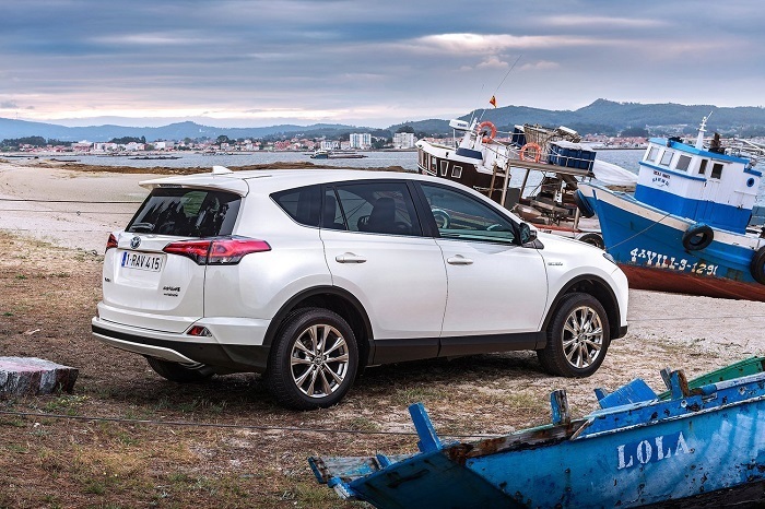  نمای عقب و چراغهای عقب تویوتا راوفور(Toyota RAV4) 2.5 لیتر دو دیفرانسیل سال 2016 - 2018 