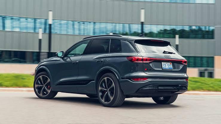  نمای عقب خودروی الکتریکی آئودی Q5 e-tron 40 مدل 2023-2025 - Audi Q5 e-tron rear view 
