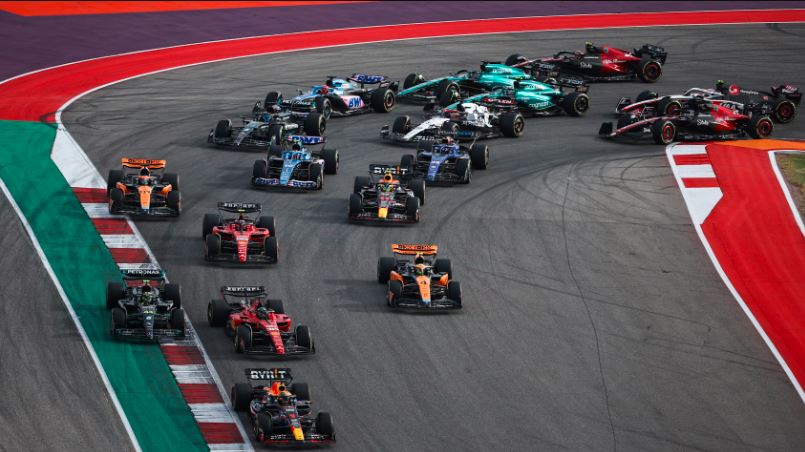 خودروهای فرمول یک در حال رقابت در پیست Circuit of The Americas در گرندپری ایالات متحده ۲۰۲۵