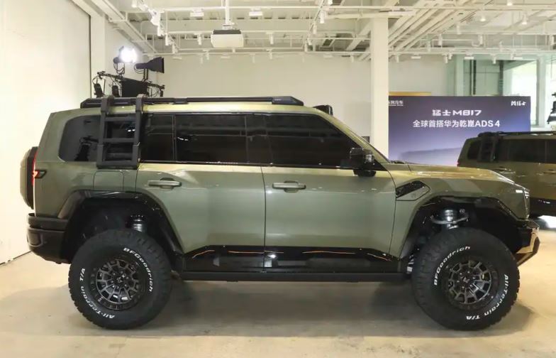 خودروی برقی و پیشرفته Dongfeng Warrior M817 با قدرت 700 اسب‌بخاری و سیستم هیبریدی PHEV Warrior M817 مجهز به سیستم هیبریدی چندحالته است که توان ترکیبی بیش از 700 اسب‌بخار را ارائه می‌دهد. موتور Plateau Power Star، تأیید‌شده توسط مؤسسه مهندسی خودرو چین، عملکرد قدرتمند و پایدار حتی در ارتفاعات بالا را تضمین می‌کند. فناوری هوشمند؛ ترکیب قدرت و هوش مصنوعی مجهز به سیستم رانندگی هوشمند Qiankun ADS 4.0 هواوی برای کنترل بهتر در مسیرهای پیچیده. تعلیق بادی قابل تنظیم (150 میلی‌متر) با سیستم CDC جهت کاهش لرزش و افزایش پایداری. حالت پارکینگ که ارتفاع شاسی را تا 45 میلی‌متر کاهش می‌دهد، مناسب برای ورود به پارکینگ‌های مسقف.KHODROZI.IR