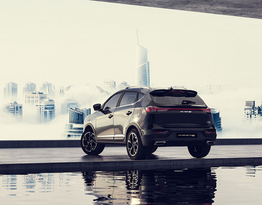  نمای جانبی کی ام سی X5 (KMC X5) با خطوط اسپرت، طراحی فست‌بک و رینگ‌های آلومینیومی" 