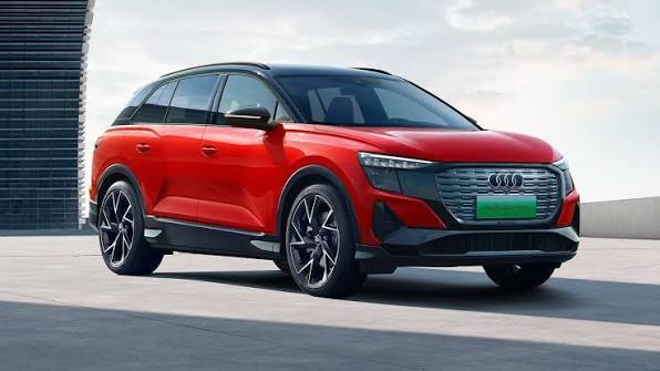  نمای جلوی آئودی Q5 e-tron 40 با جلوپنجره بزرگ و چراغ‌های LED مدرن. 