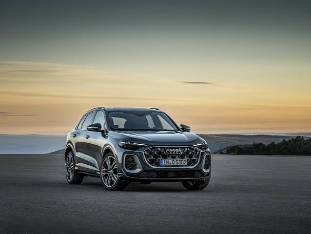 نمای جلو خودروی برقی آئودی Q5 e-tron 40 مدل 2023-2025 - Audi Q5 e-tron front view