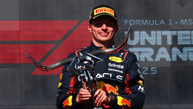 مسابقه اصلی در پیست COTA آستین با دمای ۴۴ درجه سانتی‌گراد و استراتژی‌های متفاوت تایر آغاز شد. مکس فرستاپن (Max Verstappen) از ردبول ریسینگ (Red Bull Racing) با شروعی بی‌نقص از پول پوزیشن، از همان دورهای ابتدایی فاصله‌ای سه ثانیه‌ای با شارل لکلرک (Charles Leclerc) از فراری (Ferrari) ایجاد کرد و تا پایان مسابقه با مدیریت تایرهای سافت، اختلاف ۷.۹۵۹ ثانیه‌ای خود را حفظ کرد.