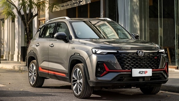 نمای جلوی چانگان CS35 مونتاژی (سایپا 421P) با طراحی اسپرت و چراغ‌های LED کشیده و جلوپنجره مدرن Changan CS35