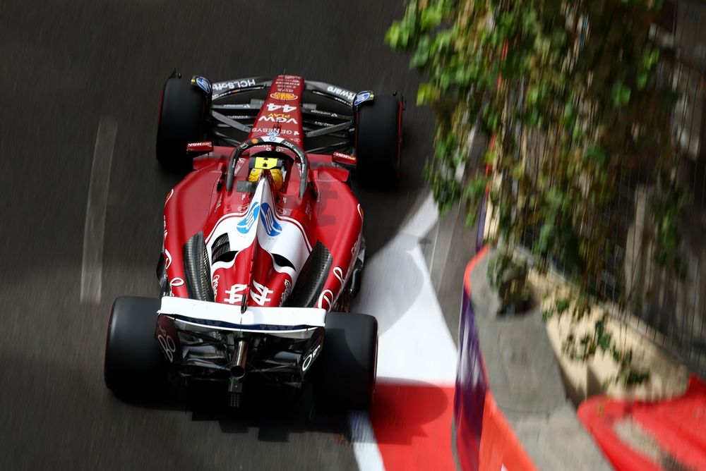 لوئیس همیلتون راننده تیم فراری در حال خروج از خودرو پس از حذف در مرحله دوم تعیین خط گرند پری آذربایجان فرمول یک ۲۰۲۵ در پیست شهری باکو