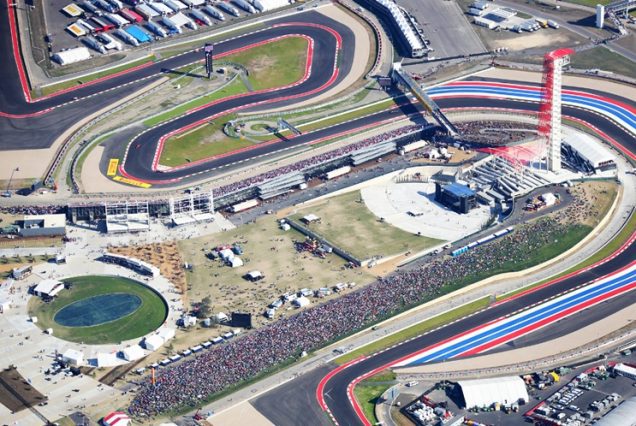 نمای هوایی پیست فرمول یک COTA در آستین تگزاس؛ مسیر مسابقه با پیچ‌های فنی، برج قرمز نمادین، و جایگاه تماشاگران در رویدادهای موتوراسپرت آمریکا مانند فرمول ۱، موتو جی‌پی و ناسکار.