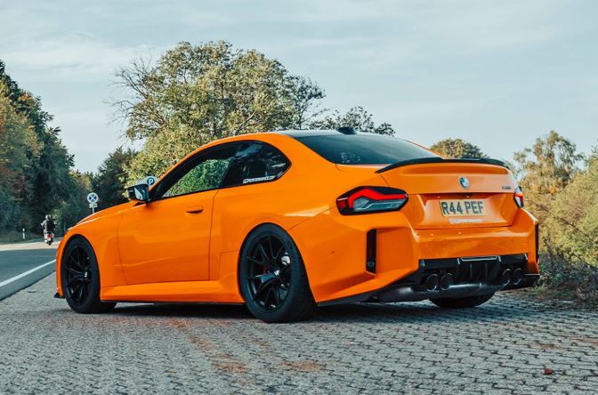  نمای عقب بی‌ام‌و M2 xDrive 2026، با دیفیوزر اسپرت و چهار خروجی اگزوز. (BMW M2 xDrive 2026 rear view, with sporty diffuse 