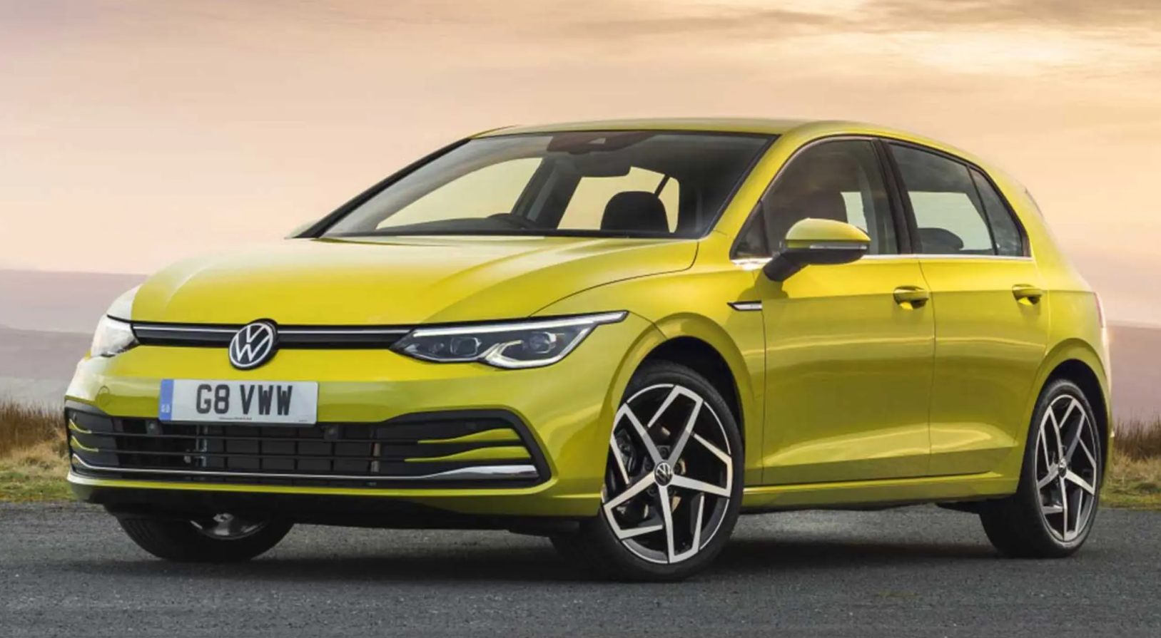  تصویری از نمای جلوی خودروvvolkswagen-golf-pro-2025- با زاویه سه‌چهارم که چراغ‌های LED و طراحی اسپرت جلوپنجره 