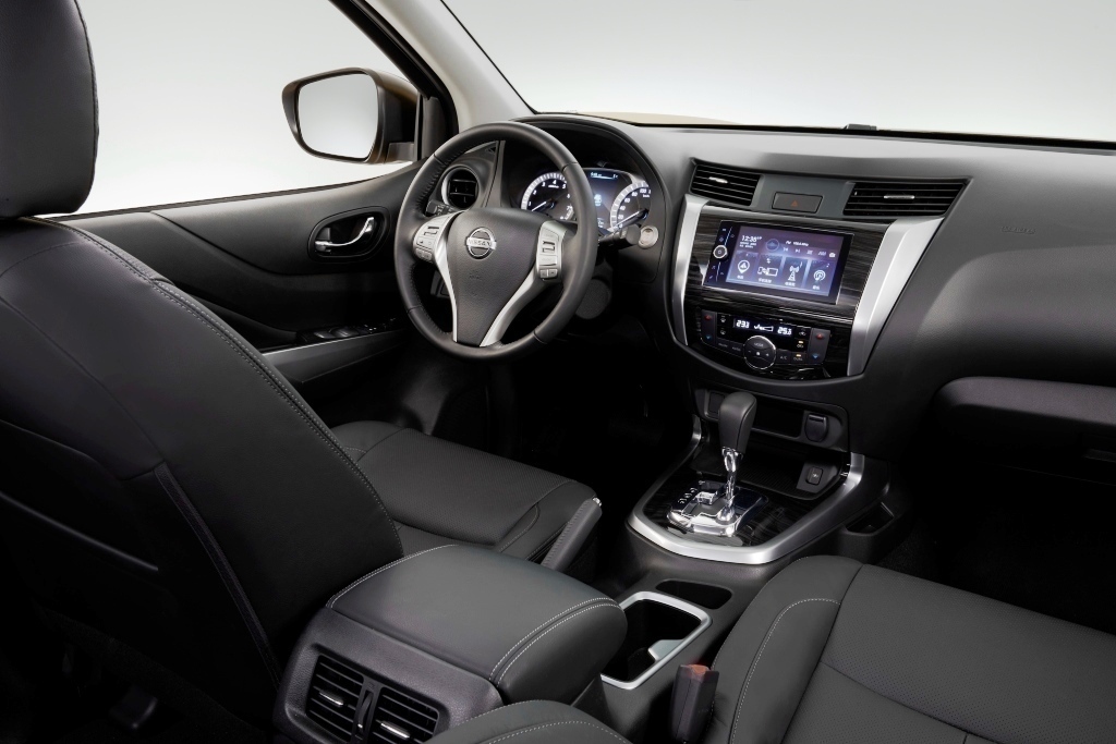  نمای داخلی ترا 1404 | طراحی کابین و امکانات رفاهی | سیستم صوتی پیشرفته و نمایشگر لمسی | صندلی‌های ارگونومیک و فضای جادار 