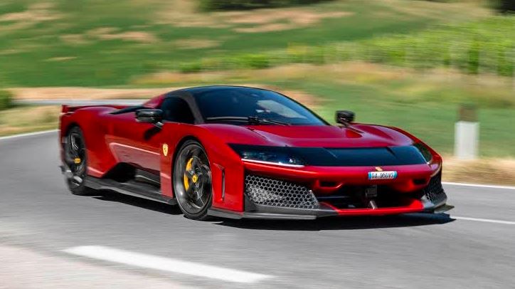 نمای جلو ferrari f80 2026 در جاده 