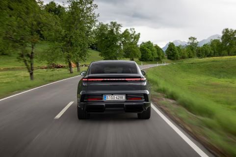  نمای عقب پورشه کاین کوپه برقی ۲۰۲۶ (Porsche Cayenne Coupe Electric 2026) در سایت خودروزی 