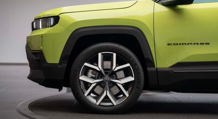 رینگ‌های جیپ کامپس 2026 : رینگ‌های دو رنگ ۲۰ اینچی جیپ کامپس 2026 با طراحی آیرودینامیکی، استحکام بالا و بهینه‌سازی مصرف انرژی برای رانندگی شهری و آفرود.