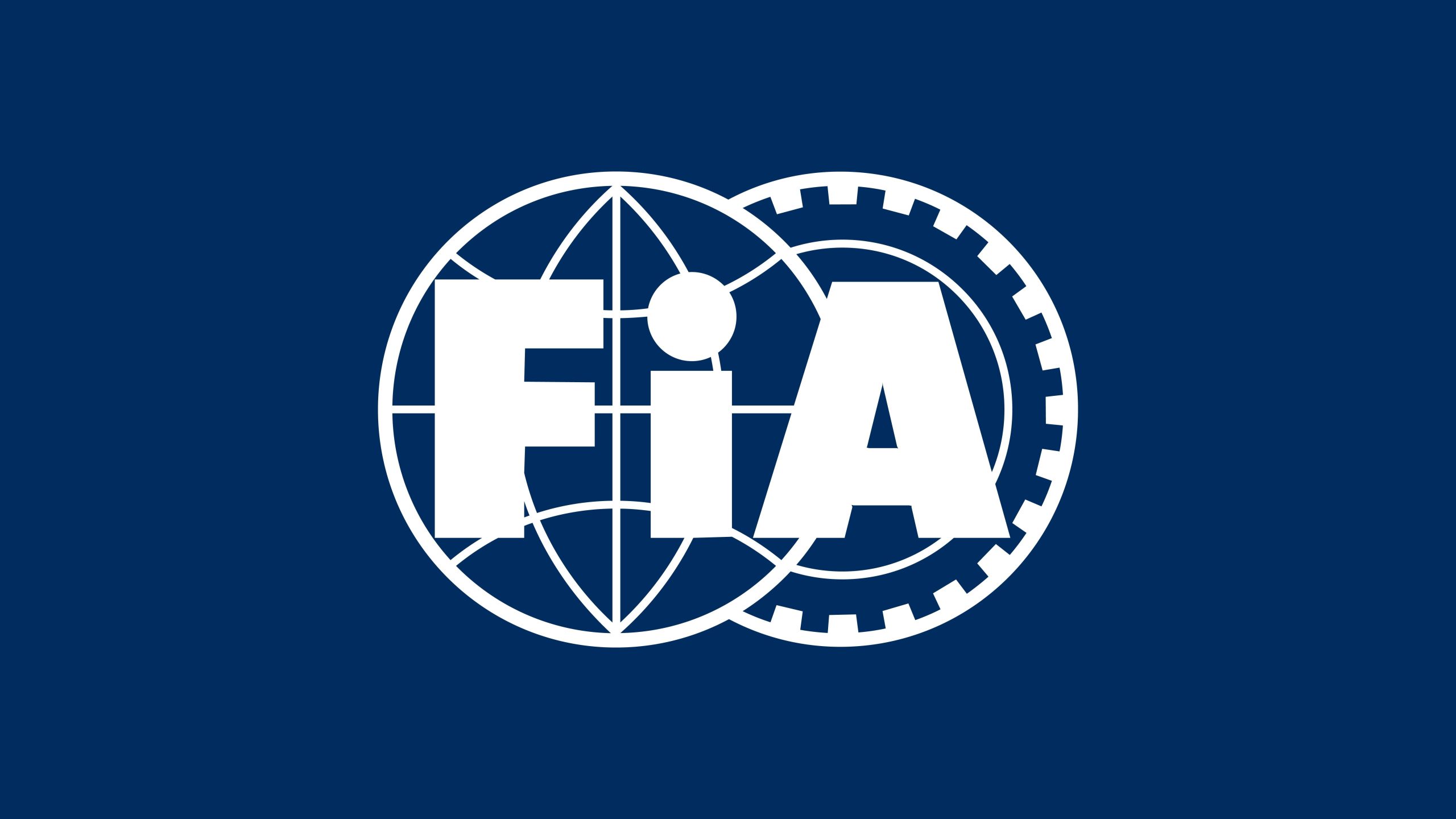 قوانین جدید FIA | تحولی بزرگ در مقررات فرمول یک ۲۰۲۵ قوانین جدید FIA برای فصل ۲۰۲۵، تأثیر قابل‌توجهی بر رقابت‌های فرمول یک خواهد داشت. این تغییرات که شامل اصلاحات فنی و ورزشی است، تیم‌ها را مجبور به اتخاذ استراتژی‌های جدید برای افزایش عملکرد و سازگاری با مقررات تازه می‌کند. از محدودیت‌های انعطاف‌پذیری بال جلو گرفته تا اصلاحات در امتیازدهی و افزایش وزن خودروها، این قوانین نه‌تنها رقابت را هیجان‌انگیزتر می‌کنند، بلکه تأثیر مستقیمی بر جایگاه رانندگان در جدول قهرمانی خواهند داشت. در این مقاله، مهم‌ترین تغییرات قوانین FIA در فصل ۲۰۲۵ را بررسی خواهیم کرد و تأثیر آن را بر استراتژی‌های تیمی، عملکرد رانندگان، و رقابت‌های قهرمانی تحلیل خواهیم کرد.