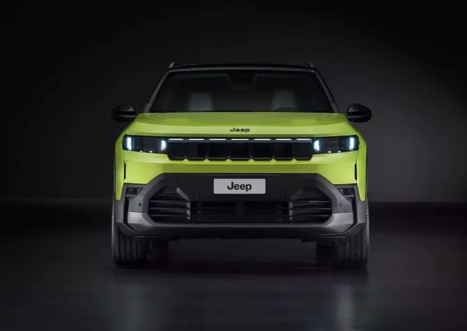 جلو پنجره جیپ کامپس 2026 : جلو پنجره هشت‌شیاری بازطراحی‌شده جیپ کامپس 2026 با کرکره‌های فعال برای مدیریت جریان هوا، کاهش اصطکاک و افزایش بهره‌وری مصرف انرژی.