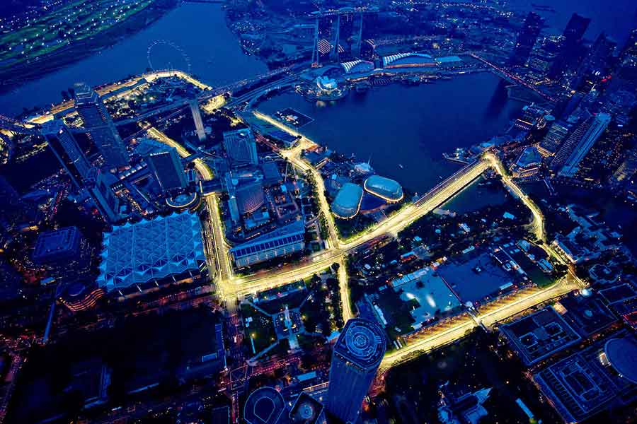نمای هوایی شبانه از پیست Marina Bay در سنگاپور هنگام برگزاری مسابقه فرمول یک ۲۰۲۵ با نورپردازی شهری