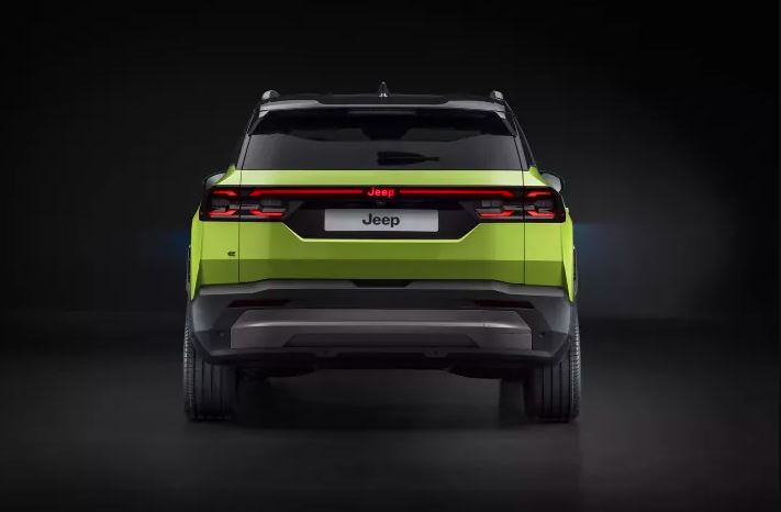 نمای عقب جیپ کامپس 2026 : نمای عقب جیپ کامپس 2026 با چراغ‌های X-شکل LED، نوار نوری لوگوی روشن‌شده جیپ و طراحی اسپرت و مدرن برای افزایش جذابیت بصری و ایمنی رانندگی در شب.