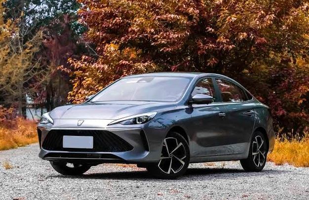 نمای جلوی سدان اقتصادی آرتابان آرتان (AMG Artan) با طراحی مدرن در خیابان‌های ایران 
