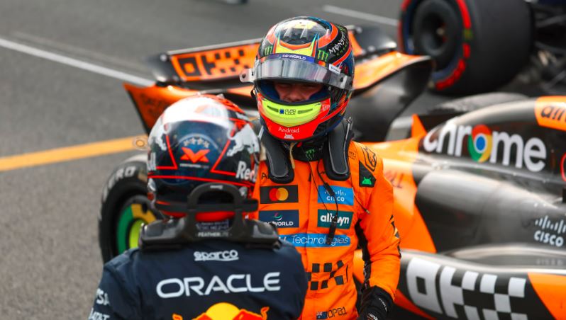 «اسکار پیاستری (Oscar Piastri) در حال عبور از خط پایان و کسب مقام اول در مسابقه فرمول یک جایزه بزرگ هلند ۲۰۲۵ (Formula 1 Heineken Dutch Grand Prix 2025) در پیست زاندفورت؛ خودروی مک‌لارن در پیش‌زمینه، لاندو نوریس (Lando Norris) با نقص فنی از مسابقه کنار رفته، و مکس ورشتاپن (Max Verstappen) در تعقیب؛ لحظه‌ای کلیدی در رقابت قهرمانی فرمول ۱ با حضور رانندگان مطرح مانند ایساک هادجار (Isack Hadjar)، جورج راسل (George Russell) و الکساندر آلبون (Alexander Albon)»