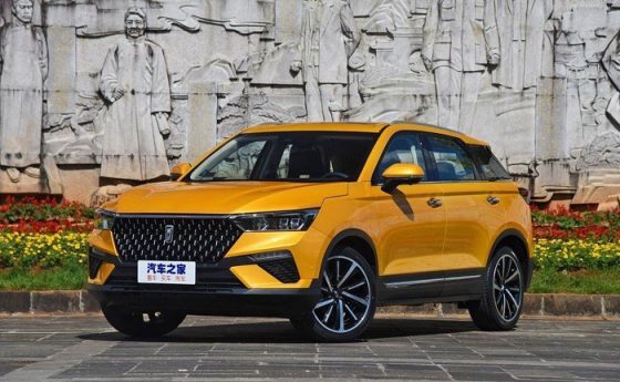  نمای کلی Bestune T77 با طراحی کراس‌اوور اسپرت، جلوپنجره کرومی و چراغ‌های LED در نور روز 