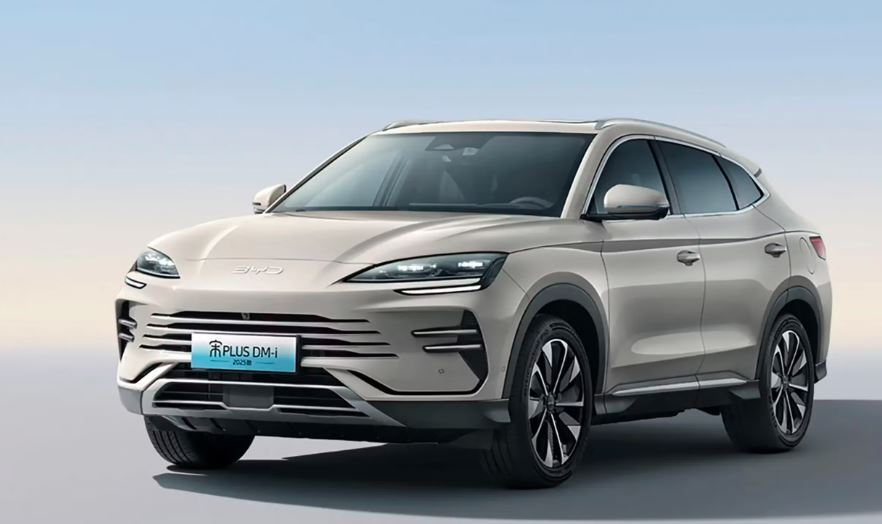  نمای جلوی BYD Song Plus DMi 2025 با جلوپنجره بدون قاب و چراغ‌های روز مدرن 