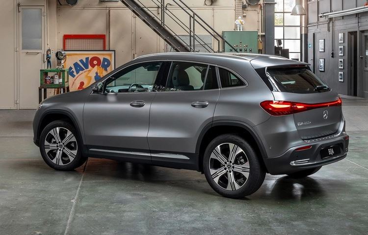  نمای عقب مرسدس بنز EQE SUV 500 مدل ۲۰۲۴ – Mercedes-Benz EQE SUV Rear View 