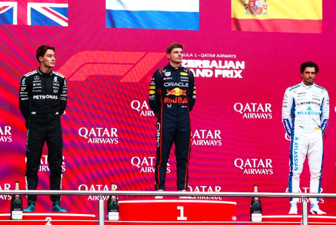 مکس ورشتاپن (Max Verstappen)، جورج راسل (George Russell) و کارلوس ساینز (Carlos Sainz) در مراسم اهدای جوایز گرند پری فرمول یک آذربایجان ۲۰۲۵ در پیست خیابانی باکو – تصویر سه راننده برتر مسابقه در سکوی قهرمانی