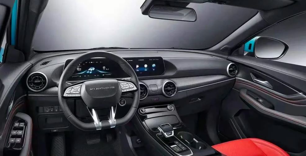  فضای داخلی لاماری فلو (Lamari Flo) با نمایشگر دیجیتال، نورپردازی داخلی، متریال لوکس و کابین جادار، حس راحتی و مدرن" 