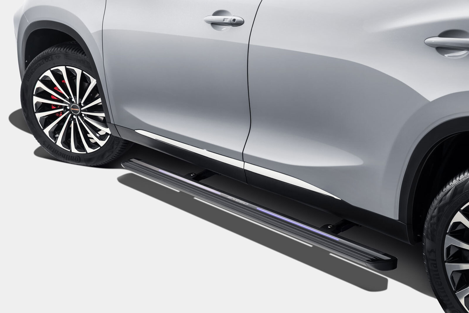 رکاب‌های استیل مقاوم و زیبا نصب شده روی بدنه SUV اکستریم تی ال ایکس XTRIM TXL با طراحی خاص برای سهولت ورود و خروج 