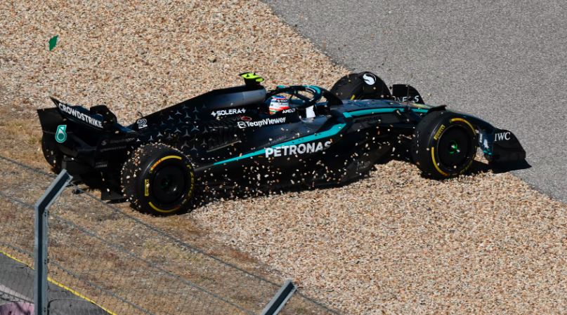 کیمی آنتونلی (Kimi Antonelli) از مرسدس (Mercedes) پس از برخورد با کارلوس ساینز (Carlos Sainz) از ویلیامز (Williams)، به رده‌های پایین سقوط کرد اما با رانندگی تهاجمی تا رده ۱۳ صعود کرد.