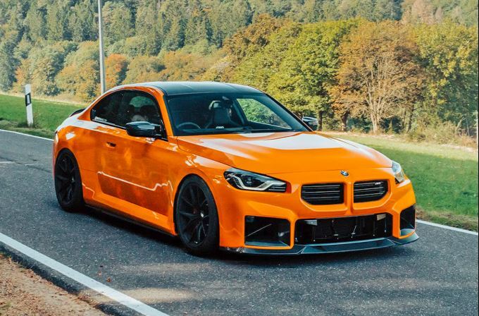  نمای جلوی بی‌ام‌و M2 xDrive 2026، کوپه اسپرت آلمانی با طراحی تهاجمی و چراغ‌های LED. (BMW M2 xDrive 2026 front view, agg 