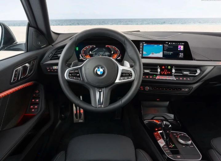  داشبورد بی‌ام‌و BMW 225 LM Sport 2025 با طراحی داخلی مدرن و اسپرت 