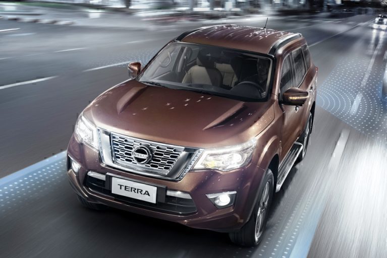  نمای خارجی ترا 1404 | طراحی ظاهری خودرو | چراغ‌های LED و خطوط بدنه اسپرت | مقایسه ترا با سایر خودروهای هم‌رده | khodrozi 