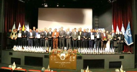 تصویر لوح تقدیر کرمان موتور در هشتمین همایش ملی کیفیت ۱۴۰۴، همراه با نمایی از مدیران صنعت خودرو و سخنرانان همایش؛ با تمرکز بر مدیریت کیفیت، خدمات پس از فروش و نقد عملکرد خودروسازان ایرانی.