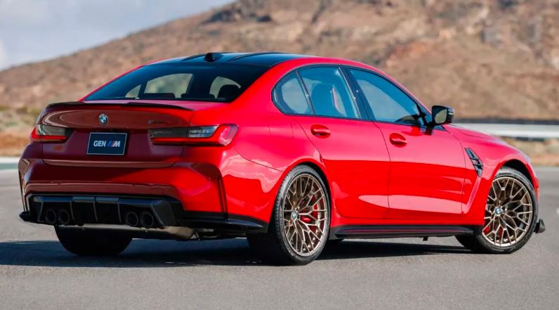 نمای عقب BMW M3 CS Handschalter با دیفیوزر و بال عقب کربنی