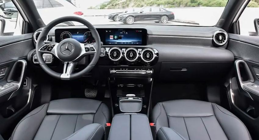  نمای داخلی مرسدس بنز A180 (Mercedes Benz A180) وارداتی به ایران طرح جانبازان توسط شرکت راساموتور و ستاره ایران 