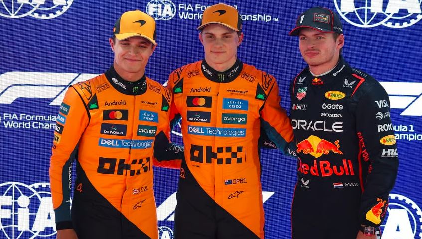 مکس ورشتاپن (Max Verstappen – Red Bull Racing)، اسکار پیاسـتری (Oscar Piastri – McLaren) و کارلوس ساینز (Carlos Sainz Jr. – Williams) بر روی سکوی قهرمانی گرند پری قطر 2025 در پیست لوسیل، نماد رقابت نزدیک برای قهرمانی فصل فرمول یک بین لاندو نوریس (Lando Norris – McLaren)، ورشتاپن و پیاسـتری.