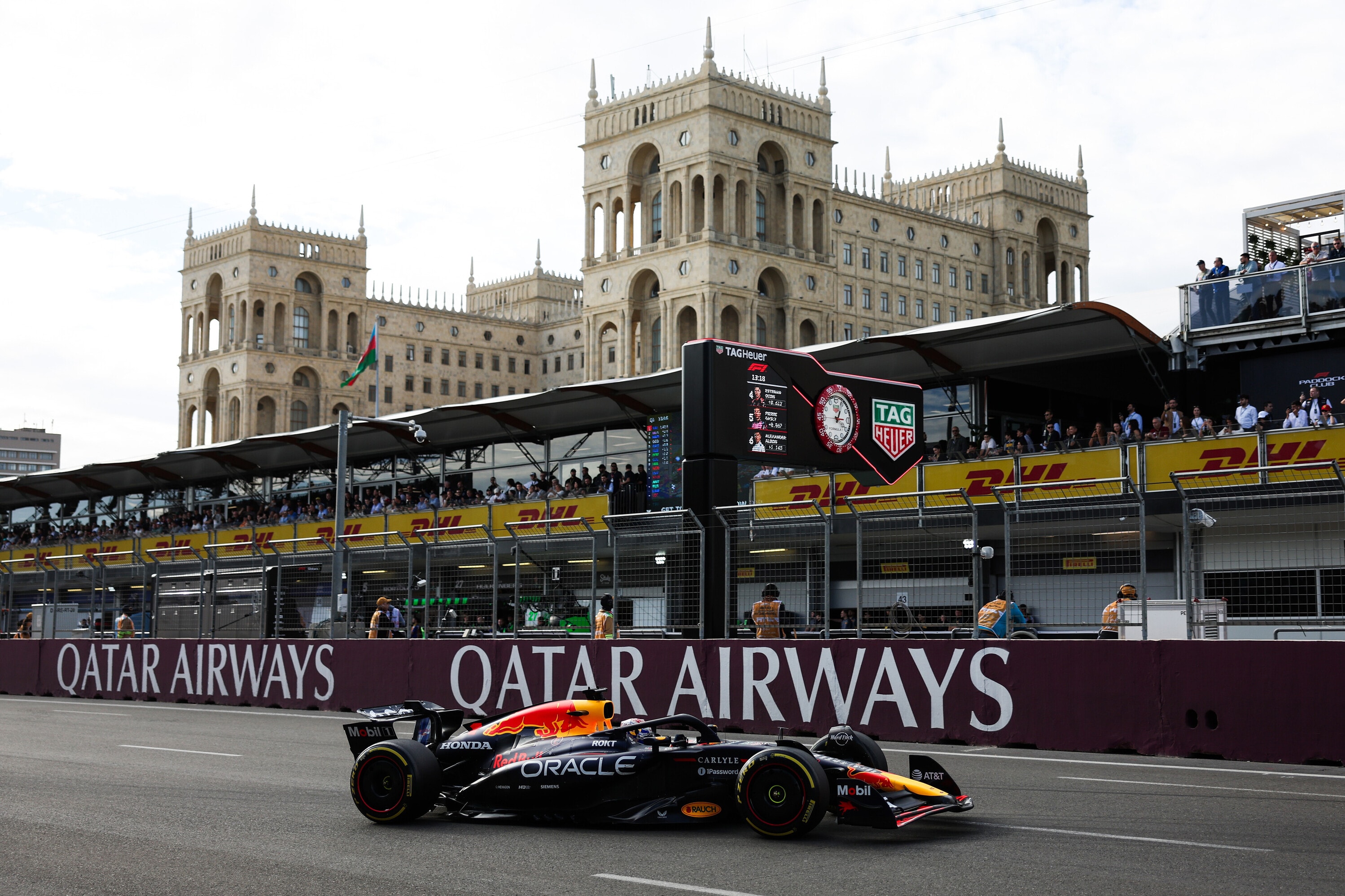 نمایی از پیست شهری باکو در جریان مرحله تعیین خط گرند پری آذربایجان فرمول یک ۲۰۲۵ با حضور خودروهای فرمول یک و ثبت پول پوزیشن توسط مکس ورشتاپن |khodrozi.ir