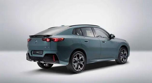  نمای عقب بی ام و X2sDrive 25i ( BMW X2sDrive 25i ) وارداتی به ایران طرح جانبازان توسط شرکت پرشیا خودرو 
