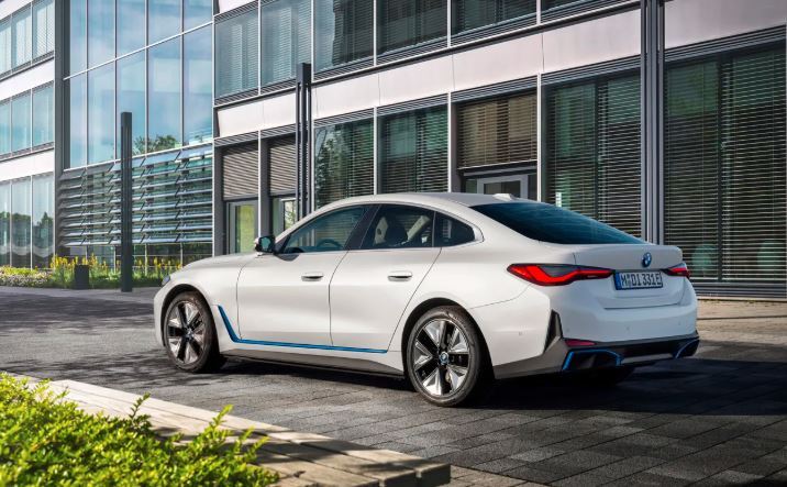  نمای عقب BMW i4 eDrive35 بی‌ام‌و آی۴ – BMW i4 eDrive35 rear view 