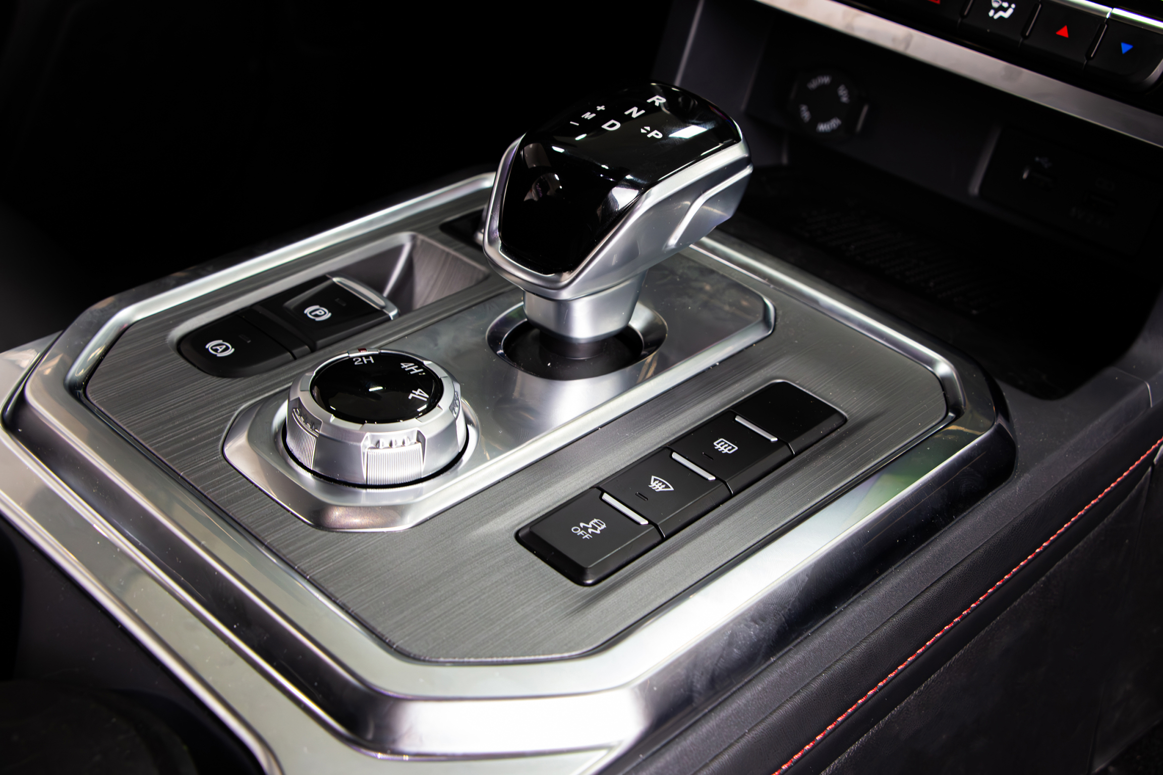 نمایی از گیربکس 8 سرعته اتوماتیک کیامسی T9 با قابلیت تیپترونیک داشبورد: داشبورد مدرن کیامسی T9 با نمایشگر 10.4 این