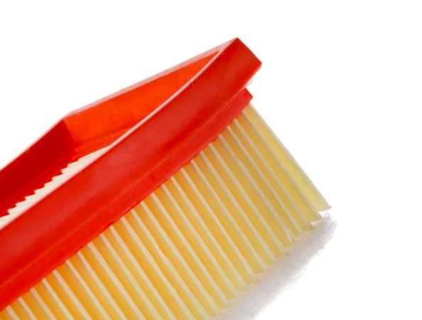  فیلتر هوای قلعه مدل GF-2 در کنار یک خودروی پژو 207 یا 206 صندوق‌دار (نمای کلی). محصولی با طراحی دقیق برای نصب آسان و فیت 
