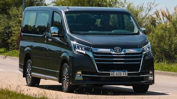 نمایی از تویوتا هایس مدل 1404