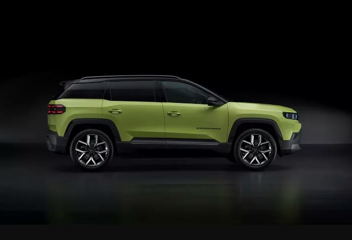 نمای جانبی جیپ کامپس 2026: نمای جانبی جیپ کامپس 2026 با خطوط زاویه‌دار، رینگ‌های دو رنگ ۲۰ اینچی و شیشه‌های بزرگ‌تر برای افزایش دید راننده و بهبود ایمنی.