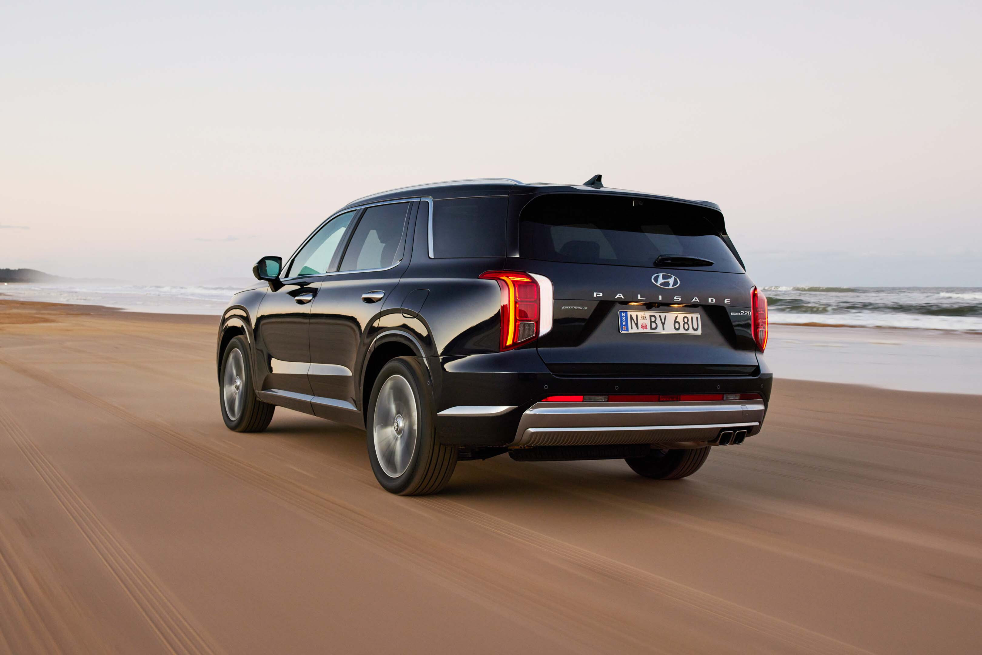 مدل 2025 Hyundai Palisade با طراحی مکعبی و تکنولوژی داخلی بهروز رونمایی شد. تنها دو هفته پس از معرفی Ioniq 9 EV، هیوندای این هفته SUV نسل بعدی Palisade را در کره جنوبی به نمایش گذاشت. همانطور که انتظار میرفت، Palisade جدید به طراحی الهامگرفته از مدلهای Range Rover و Cadillac شبیه است و پس از Santa Fe کوچکتر، به سمت ظاهری جدید رفته است. KHODROZI.IR